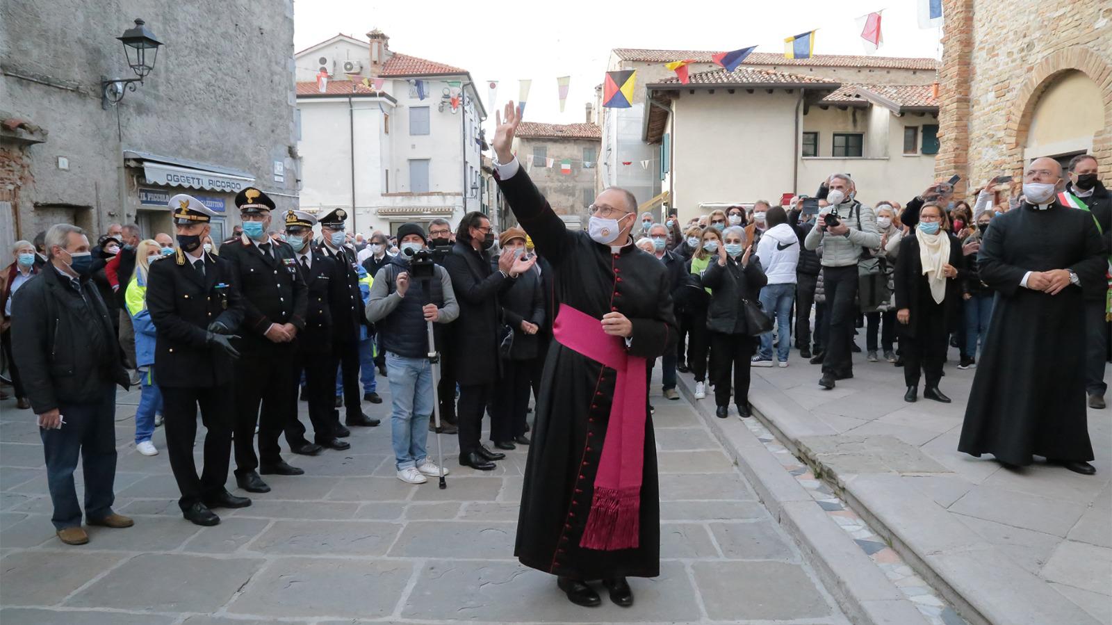 Copertina per Festa a Grado per l'arrivo di don Paolo, l'isola abbraccia il sacerdote